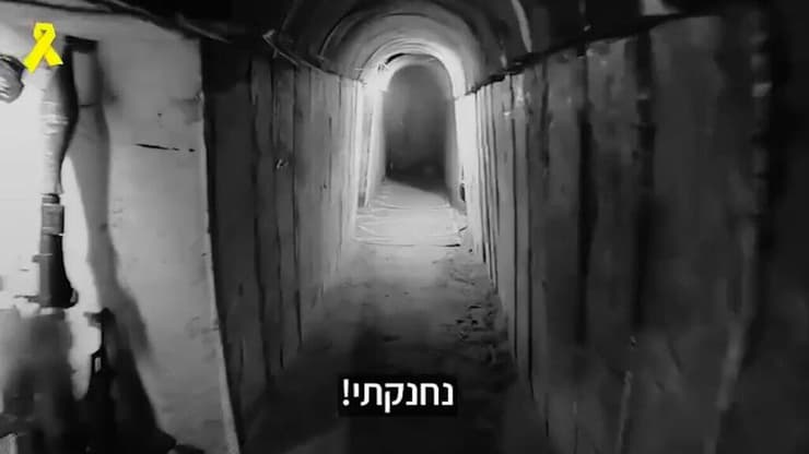 תמונה מתוך סרטון שהופץ  על ידי מטה המשפחות להחזרת החטופים הקורא לעסקה ושחרורם, כולל את אות החיים שהתקבל ממקסים הרקין ובר קופרשטיין בחודש אפריל