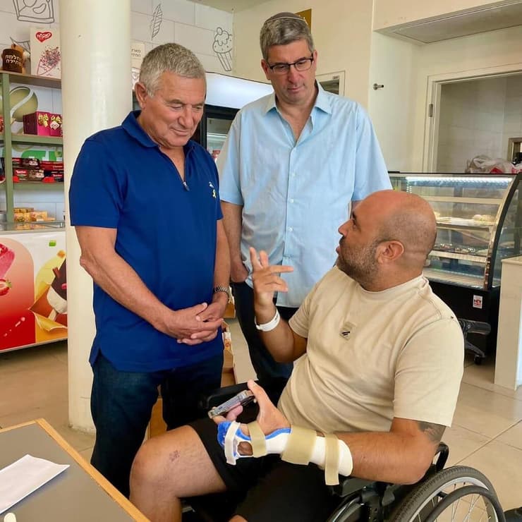 שי פינקר עם ח"כ לשעבר אבי וורצמן ועם האלוף במיל' דורון אלמוג (צילום: עדי נגב - נחלת ערן) שי פינקר עושה צעדים ראשונים בשיקום ב"עדי נגב - נחלת ערן"