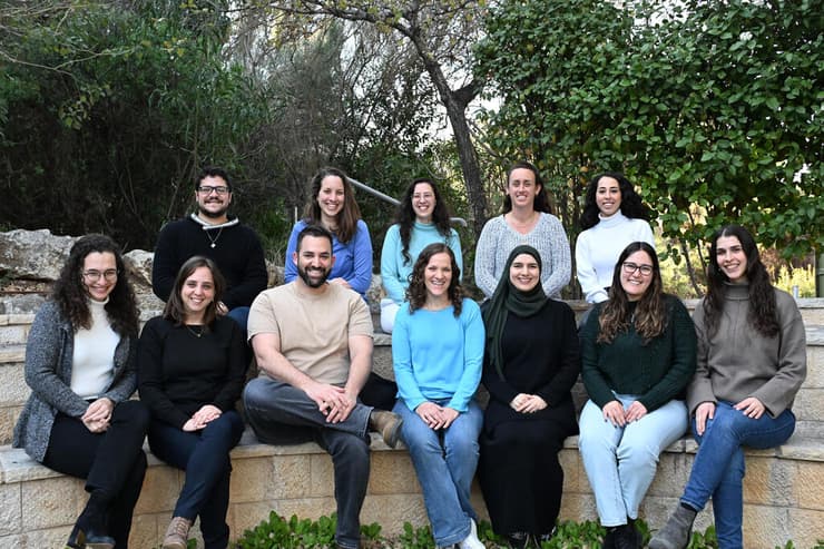 ד"ר אסף זינגר (שלישי משמאל בחזית) וצוות המעבדה