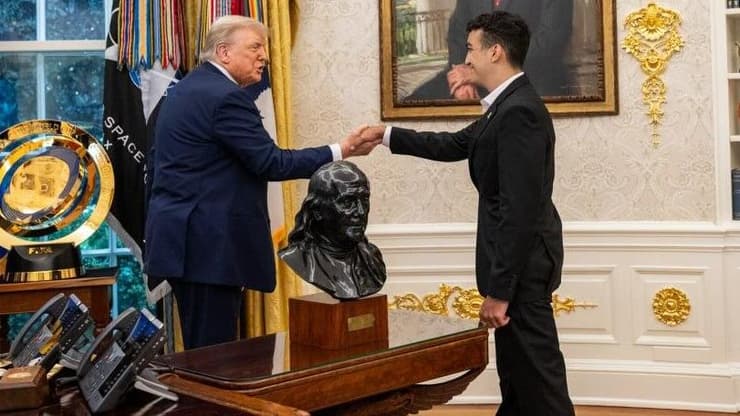 שוב ייפגשו בבית הלבן. עידן אלכסנדר וטראמפ, ביולי האחרון (צילום: הבית הלבן) עידן אלכסנדר עם טראמפ בבית הלבן