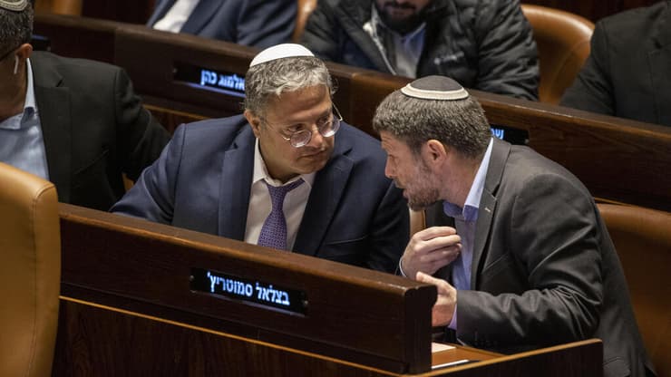 סמוטריץ' ובן גביר מתנגדים למתווה המסתמן, אך העסקה צפויה לעבור בממשלה (צילום: עמית שאבי) איתמר בן גביר ובצלאל סמוטריץ'