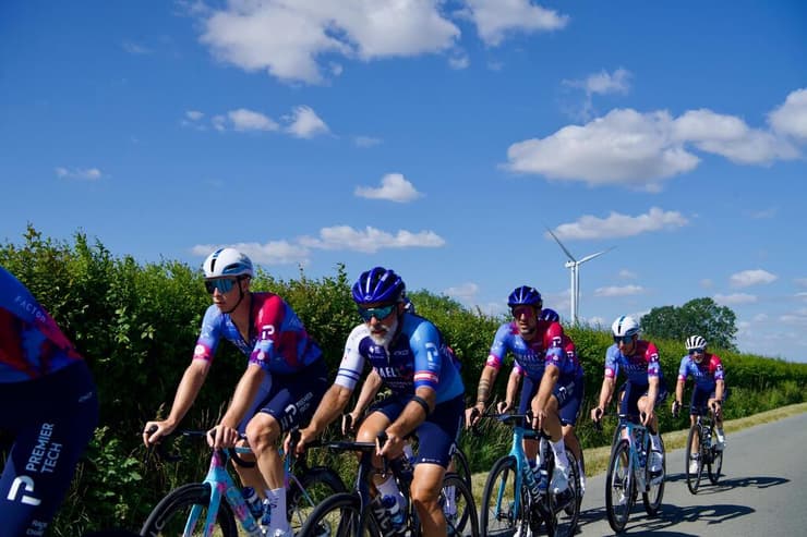 סילבן אדמס רוכב עם קבוצת ישראל פרמייר טק