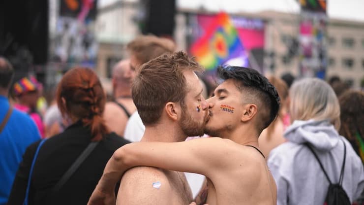 זוג גברים מתנשקים במצעד הגאווה בברלין (צילום: SibRapid/Shutterstock) זוג גברים מתנשקים במצעד הגאווה בברלין