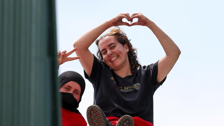 פעילי Palestine Action ב בבריטניה על גג של מתחם שלטענתם קשור לחברצת אלביט הישרארלית 1 ביולי