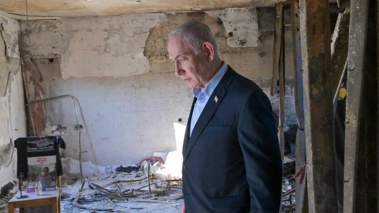 נתניהו בניר עוז, לראשונה מאז הטבח. מכין את הקרקע? (צילום: קובי גדעון/ לע״מ) ראש ממשלה בנימין נתניהו בביקור בקיבוץ ניר עוז