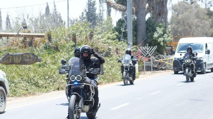  כוחות הביטחון בכניסה לקיבוץ ניר עוז לקראת ביקורו של ראש הממשלה בנימין נתניהו לראשונה מאז השבעה באוקטובר