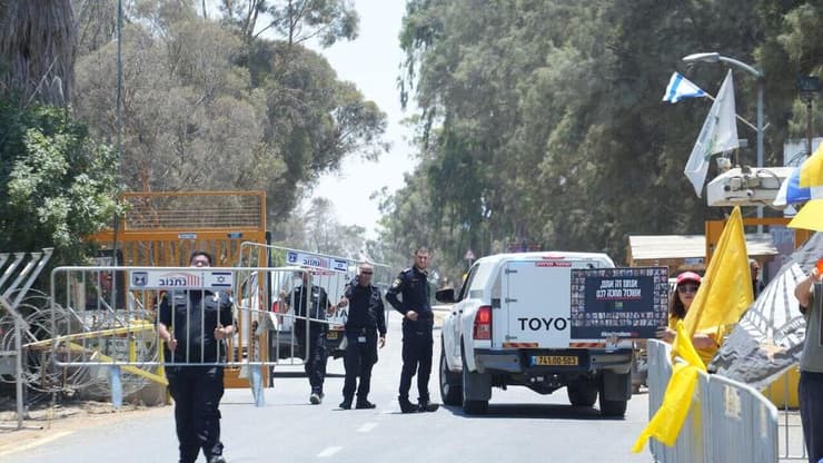  כוחות הביטחון בכניסה לקיבוץ ניר עוז לקראת ביקורו של ראש הממשלה בנימין נתניהו לראשונה מאז השבעה באוקטובר