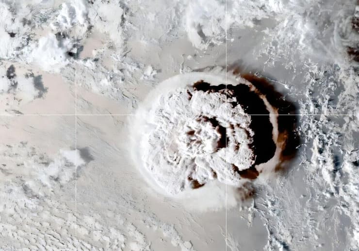 התפרצות הר הגעש התת-ימי הונגה-טונגה פלטה את פלומת האפר הגבוהה ביותר שתועדה אי פעם - אירוע שנראה מלווייני תצפית על כדור הארץ (צילום: NOAA) התפרצות הר הגעש התת-ימי הונגה-טונגה פלטה את פלומת האפר הגבוהה ביותר שתועדה אי פעם - אירוע שנראה מלווייני תצפית על כדור הארץ