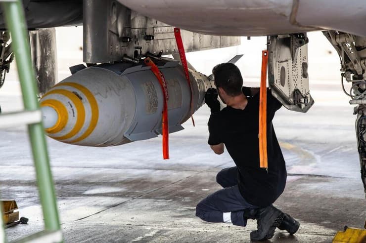 מכינים את מטוסי חיל האוויר לתקיפה באיראן. "מבצע גלובלי חסר תקדים באקלים אנטי-ישראלי" (צילום: דובר צה"ל) מכינים את מטוסי חיל האוויר לתקיפה באיראן