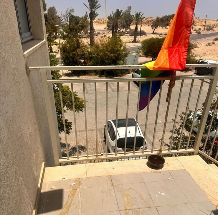 ביצים הושלכו למרפסת של שריה