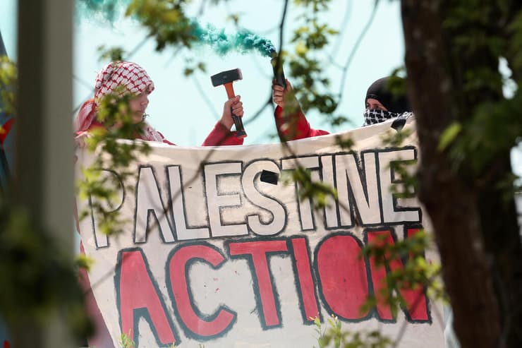 פעילי Palestine Action ב בבריטניה על גג של מתחם שלטענתם קשור לחברצת אלביט הישרארלית 1 ביולי