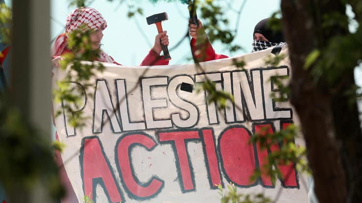 פעילי Palestine Action על גג של מתחם של אלביט בבריסטול (צילום: REUTERS/Chris Radburn) פעילי Palestine Action ב בבריטניה על גג של מתחם שלטענתם קשור לחברצת אלביט הישרארלית 1 ביולי