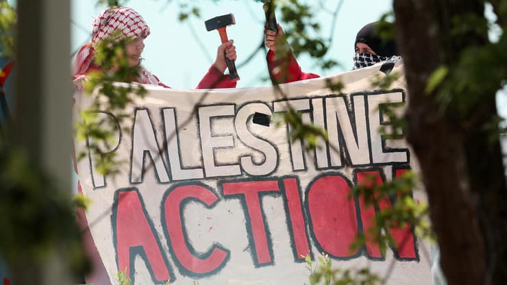 פעילי Palestine Action ב בבריטניה על גג של מתחם שלטענתם קשור לחברצת אלביט הישרארלית 1 ביולי