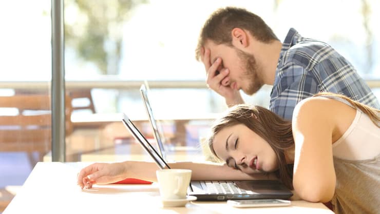 עייפות אצל בני נוער היא לא רק עניין של עומס – לפעמים היא האזהרה הראשונה של הנפש (צילום: Shutterstock) בני נוער