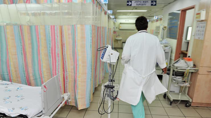 האם הקריטריון לקבלה ללימודי רפואה או לעבודה במערכת הבריאות הוא הרקע הלאומי או הדתי של המועמד? (צילום: ChameleonsEye / Shutterstock) חדר המיון בבית החולים ברזילי באשקלון