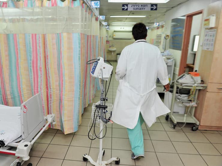 "אני לא יכול לעשות אקדמיה כשבמחלקה יש לי 40 חולים ובהם קשים ויש לי רופא אחד או שניים" (צילום: ChameleonsEye / Shutterstock) חדר המיון בבית החולים ברזילי באשקלון