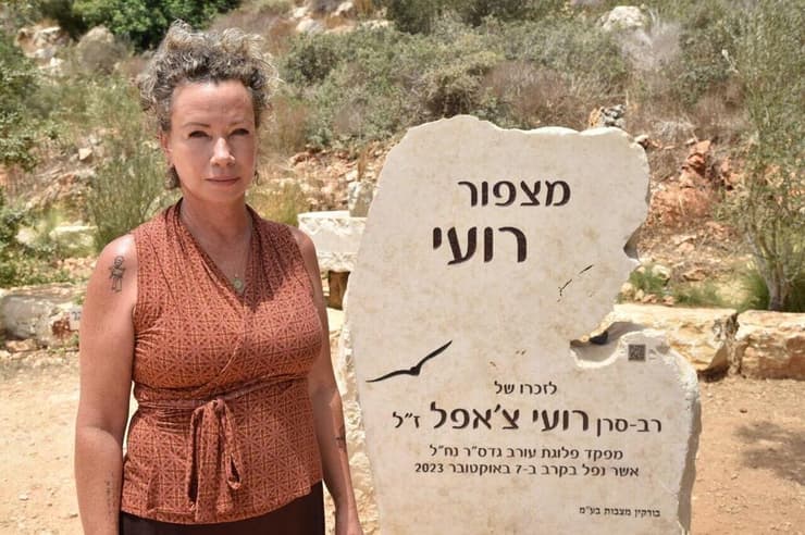 "קצין הגיע בהלוויה על קביים, שם עליי ראש ומלמל: 'הוא הציל אותנו'". אורית, אמו של רועי ז"ל (צילום: שרון צור) אורית צ'אפל, אימו של רועי צ'אפל ז"ל