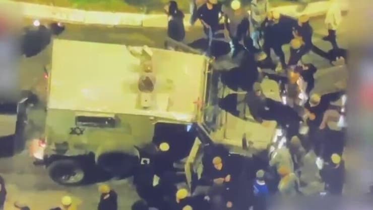 אלימות המתנחלים נגד רכב המג"ד בבנימין (צילום: דובר צה"ל) ג'יפ צה"לי מוקף פורעים יהודים