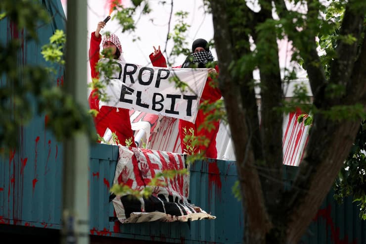 פעילי Palestine Action ב בבריטניה על גג של מתחם שלטענתם קשור לחברצת אלביט הישרארלית 1 ביולי