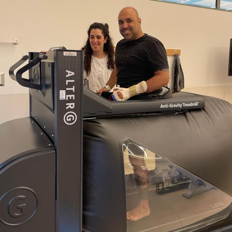 שי פינקר עושה צעדים ראשונים בעזרת מכשיר Anti-Gravity Treadmill (צילום: עדי נגב - נחלת ערן) שי פינקר עושה צעדים ראשונים בשיקום ב"עדי נגב - נחלת ערן"