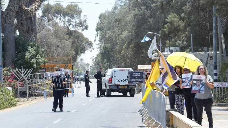  כוחות הביטחון בכניסה לקיבוץ ניר עוז לקראת ביקורו של ראש הממשלה בנימין נתניהו לראשונה מאז השבעה באוקטובר