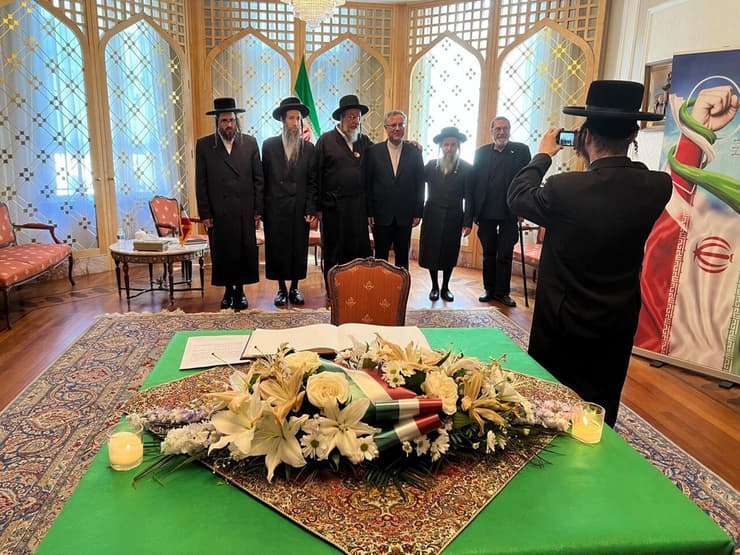תמונה קבוצתית בשגרירות איראן