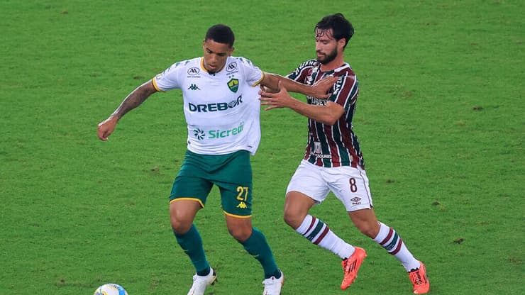 מתקרב להפועל ת"א. דנילסון (עם המכנסיים הירוקים) (צילום: Buda Mendes/Getty Images) דנילסון