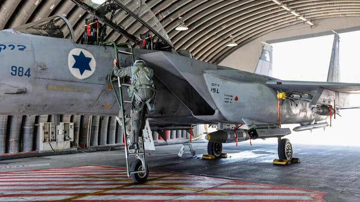 מטוס f-15 בבסיס תל נוף