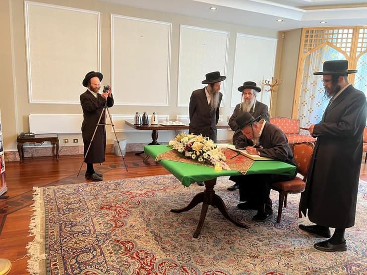 החרדים הקיצוניים חותמים בספר ניחומים בשגרירות