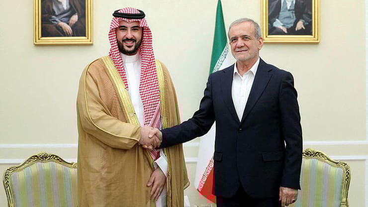 שר ההגנה הסעודי (משמאל) עם נשיא איראן פזשכיאן (Iran's Presidential website/WANA) נשיא איראן מסעוד פזשכיאן עם שר ההגנה הסעודי חאלד בן סלמאן אל-סעוד