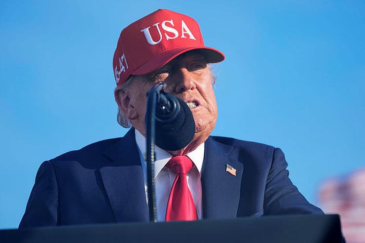 "ייתכן שאפילו ניפגש איתם". טראמפ (Alex Brandon, AP) נשיא ארה"ב דונלד טראמפ בעצרת באיווה