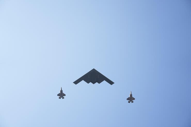 מטס של מטוסי קרב עם מפציץ B-2 מעל הבית הלבן וושינגטון ב חגיגות 4 ביולי ארה"ב