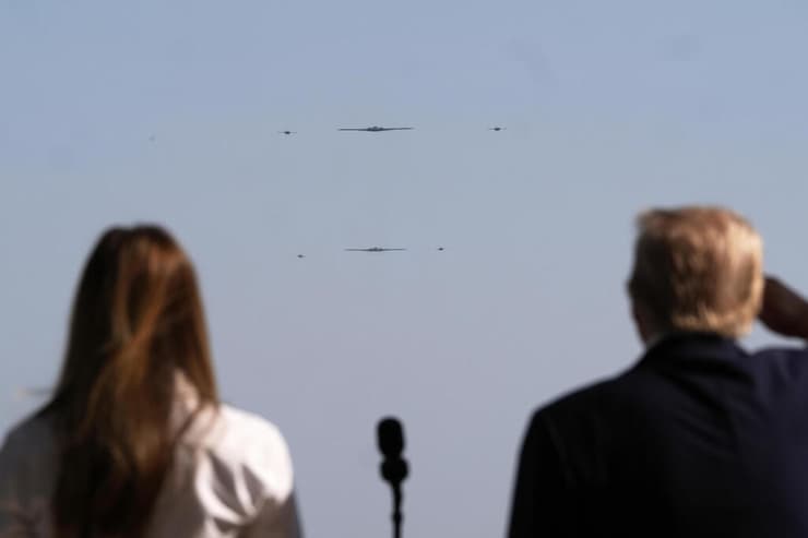 מטס של מטוסי קרב עם מפציץ B-2 מעל הבית הלבן וושינגטון ב חגיגות 4 ביולי ארה"ב
