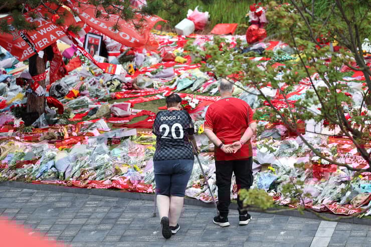 זרים וחולצות שהניחו אוהדי ליברפול בסמוך לאנפילד