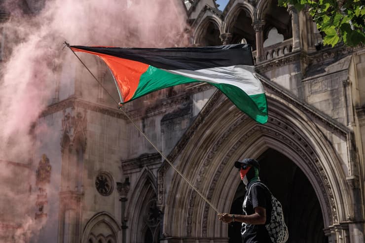 פעילים פרו פלסטינים פרו-פלסטינים מ Palestine Action בהפגנה מחוץ לבית המשפט ב לונדון נגד הכרזה על הארגון ארגון טרור בריטניה