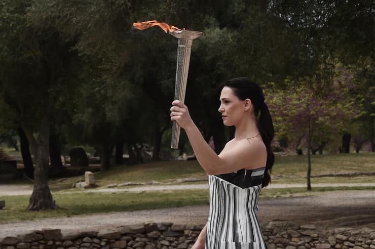 העברת הלפיד האולימפי. אין זה מקרה שהמשחקים האולימפיים נוסדו ביוון (צילום: Milos Bicanski / Getty Images) העברת הלפיד האולימפי. אין זה מקרה שהמשחקים האולימפיים נוסדו ביוון