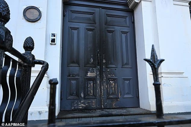 דלת בית הכנסת שהוצת במלבורן לפני שנה (צילום: מתוך הרשתות החברתיות) דלת בית הכנסת