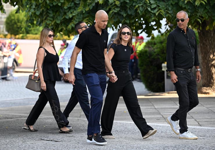 שחקני ליברפול לשעבר, פביניו וטיאגו, בלוויה של דיוגו ז'וטה