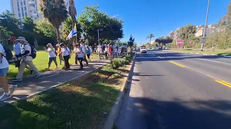 צעדת האימהות לחיילים בדרכה לכיכר הבימה