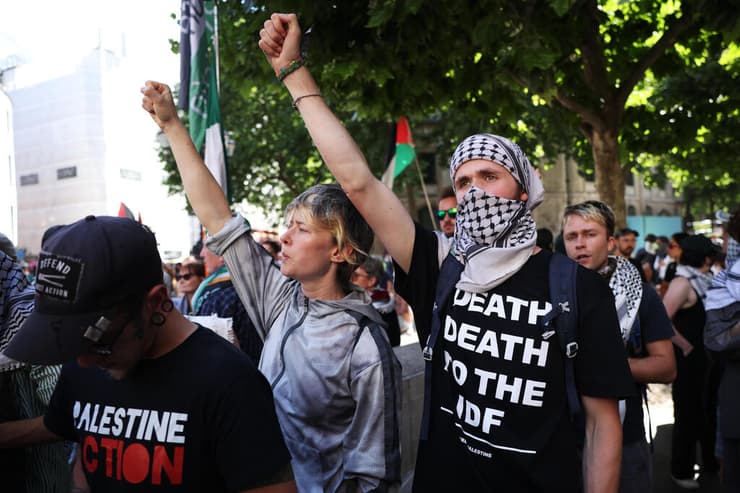 פעילים פרו פלסטינים פרו-פלסטינים מ Palestine Action בהפגנה מחוץ לבית המשפט ב לונדון נגד הכרזה על הארגון ארגון טרור בריטניה