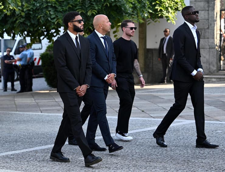 משמאל: ג'ו גומז, המאמן ארנה סלוט, אלכסיס מק אליסטר ואיברהימה קונטה