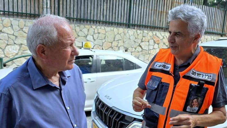 סבג שמעון יו"ר עמותת יד עזר לחבר עם השר דיכטר אורזים חבילות מזון