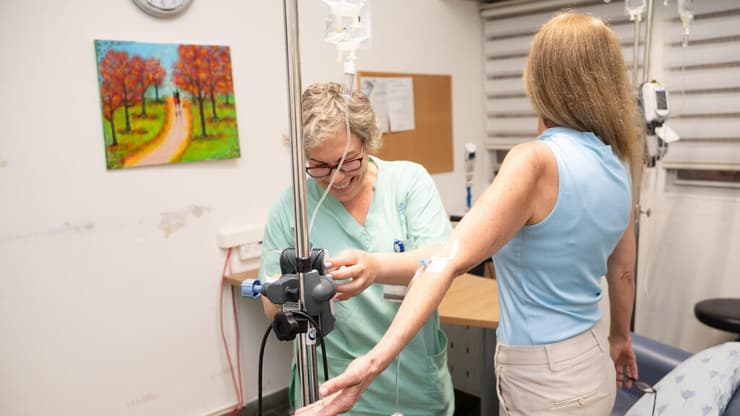 מטופלת בתרופה לעיכוב אלצהיימר בבית החולים איכילוב