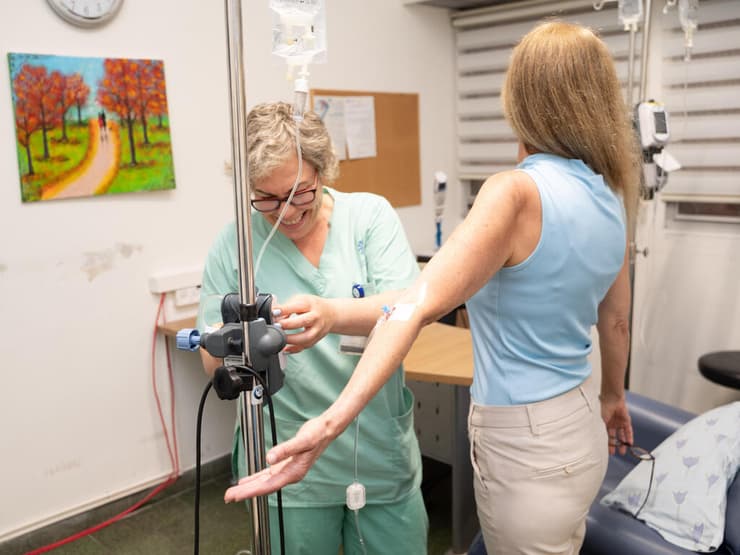 מטופלת בתרופה לעיכוב אלצהיימר בבית החולים איכילוב