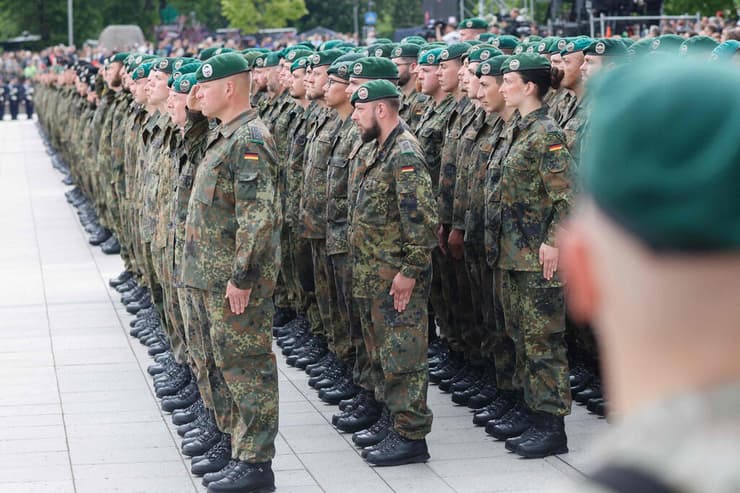 חיילים של צבא גרמניה ב טקס השקת גדוד חדש שיוצב בקביעות ב ליטא בעיר וילנה ב-22 במאי