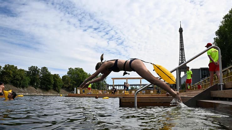 אישה קופצת למים באתר הרחצה הבטוח גרנל שעל נהר הסן