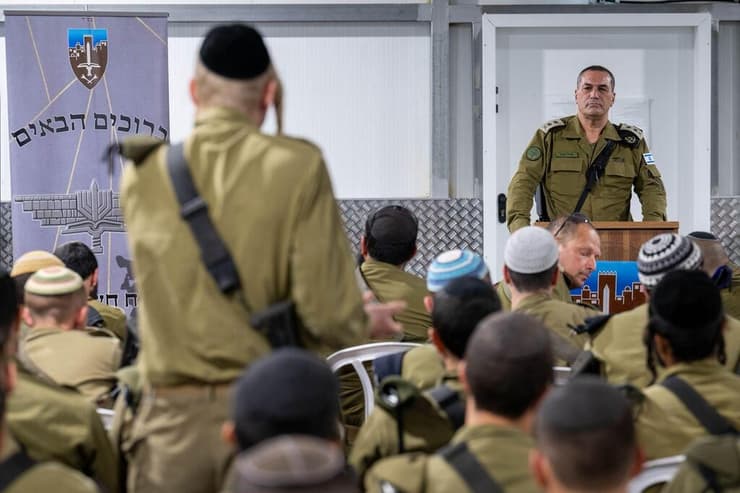 "אתם ההוכחה לכך שאין סתירה בין אורח חיים חרדי לשירות בצה"ל". הרמטכ"ל בבסיס חשמונאים (צילום: דוהר צה"ל) הרמטכ״ל מבקר בבסיס חטיבת "החשמונאים"
