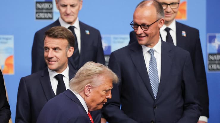 "מחיקה ציביליזציונית". טראמפ בין קנצלר גרמניה מרץ ונשיא צרפת מקרון (צילום: רויטרס/REUTERS/Christian Hartmann/Pool) קנצלר גרמניה פרידריך מרץ ונשיא צרפת עמנואל מקרון לצד נשיא ארה"ב טראמפ בפסגת נאט"ו 25 ביוני