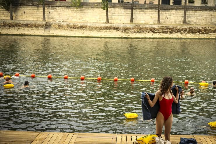 אישה מתנגבת לאחר ששחתה בנהר הסן בפריז