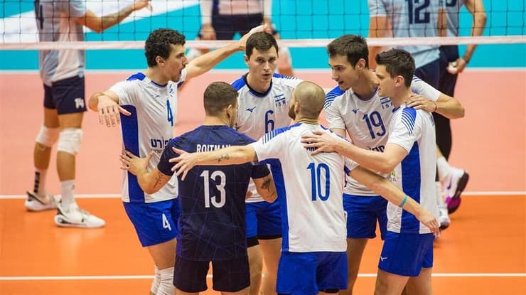 שחקני נבחרת ישראל בכדורעף חוגגים